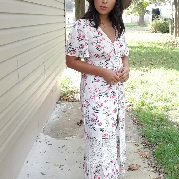 𝘽𝙊𝙂𝙊| TWIRLING IN FLORALS WHITE MAXI DRESS - Picture 2 of 16